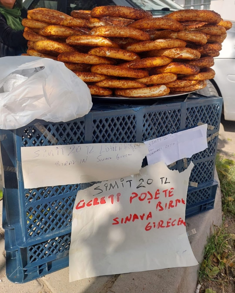 Simit tezgahına not bırakıp KPSS'ye girdi: Ücreti fazlasıyla içerisine bırakmışlardı